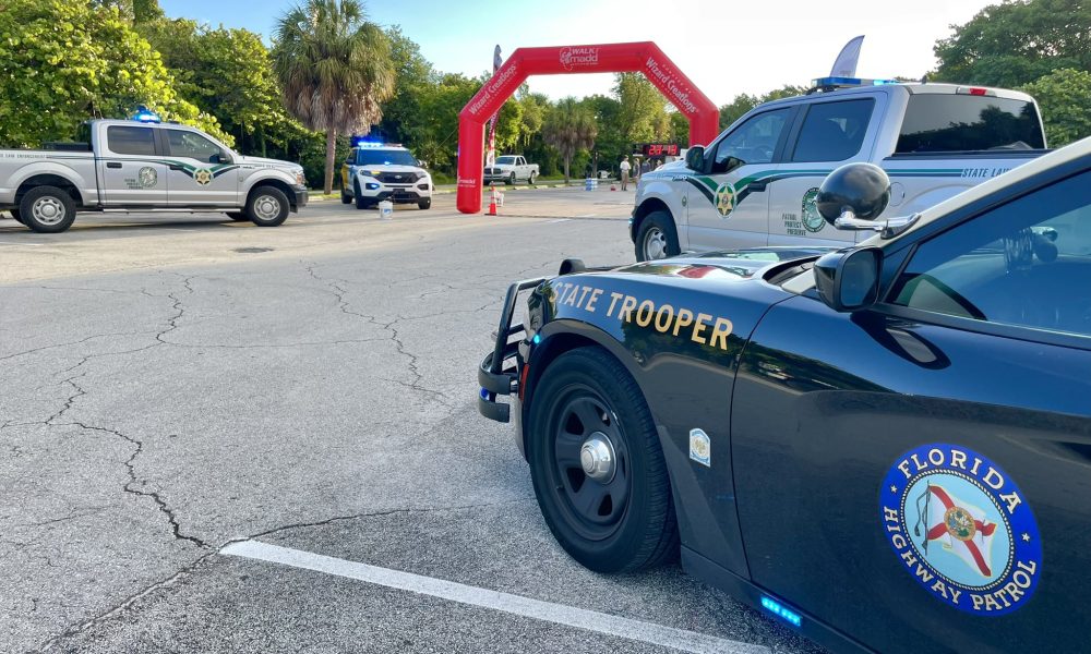 Vehículos policiales en evento público, Florida