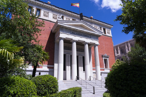 Fachada del Museo del Prado con bandera de España