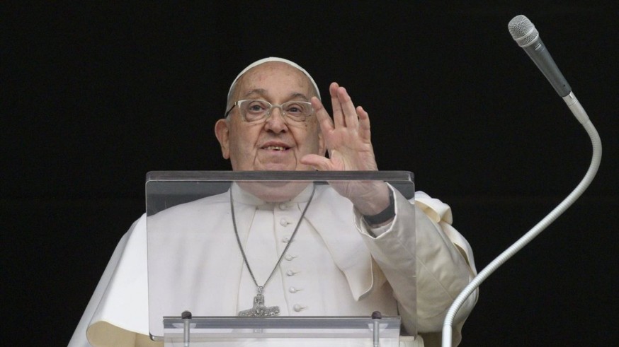 Hombre mayor sonriente saludando desde el púlpito