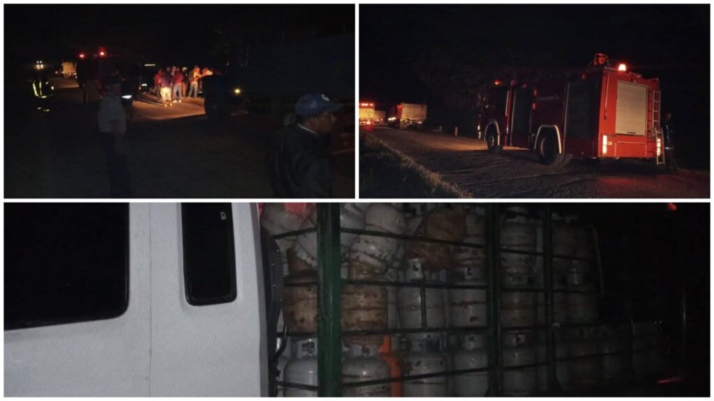 Bomberos trabajando en escena nocturna con camión