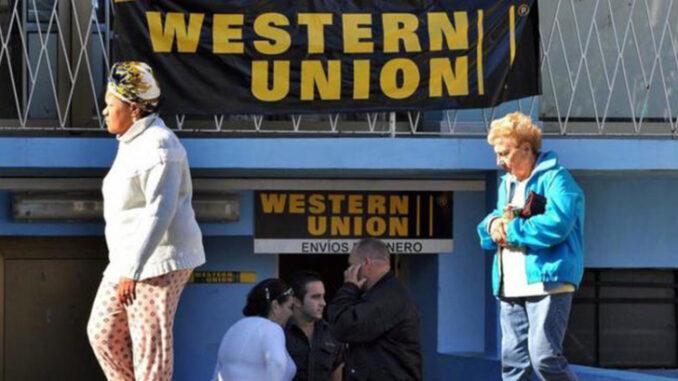 Personas ante sucursal de Western Union
