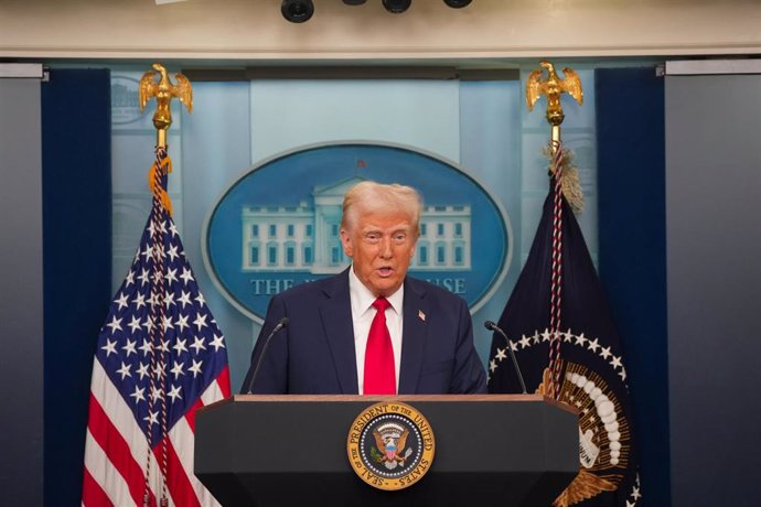 Hombre hablando en podio con banderas en la Casa Blanca