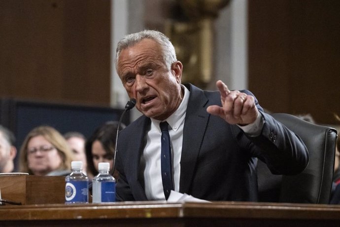 Hombre gesticulta energicamente en audiencia