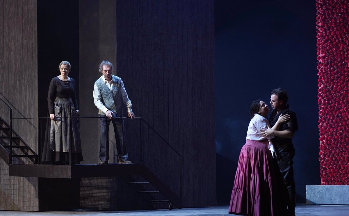 Actores en escena teatral dramática con decorado oscuro