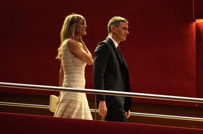 Pareja caminando en evento elegante