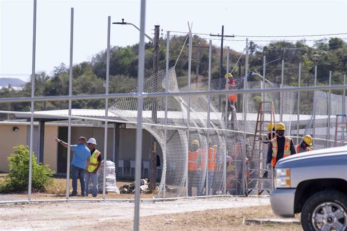 Trabajadores en obra de construcción con andamios