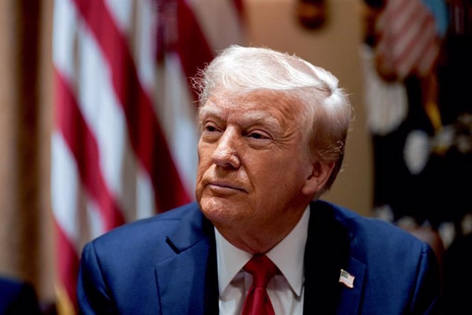 Hombre maduro con traje azul escucha atento