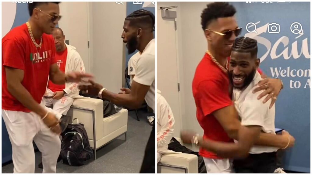 Dos hombres saludándose afectuosamente en un vestuario