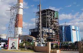 Planta industrial con chimeneas y edificios modernos