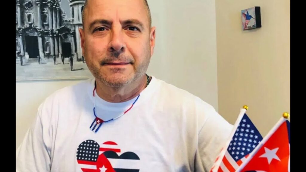 Hombre con camiseta de banderas USA y Cuba