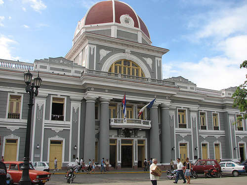 Edificio gubernamental histórico con cúpula roja