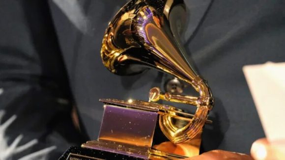Primer plano de un premio Grammy en manos