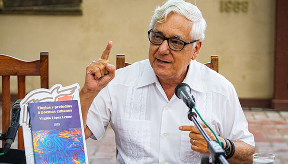 Hombre mayor presentando libro en evento