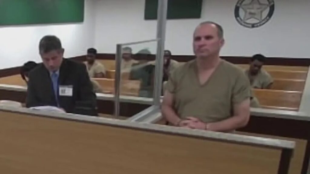 Audiencia judicial con detenido y abogado presentes.