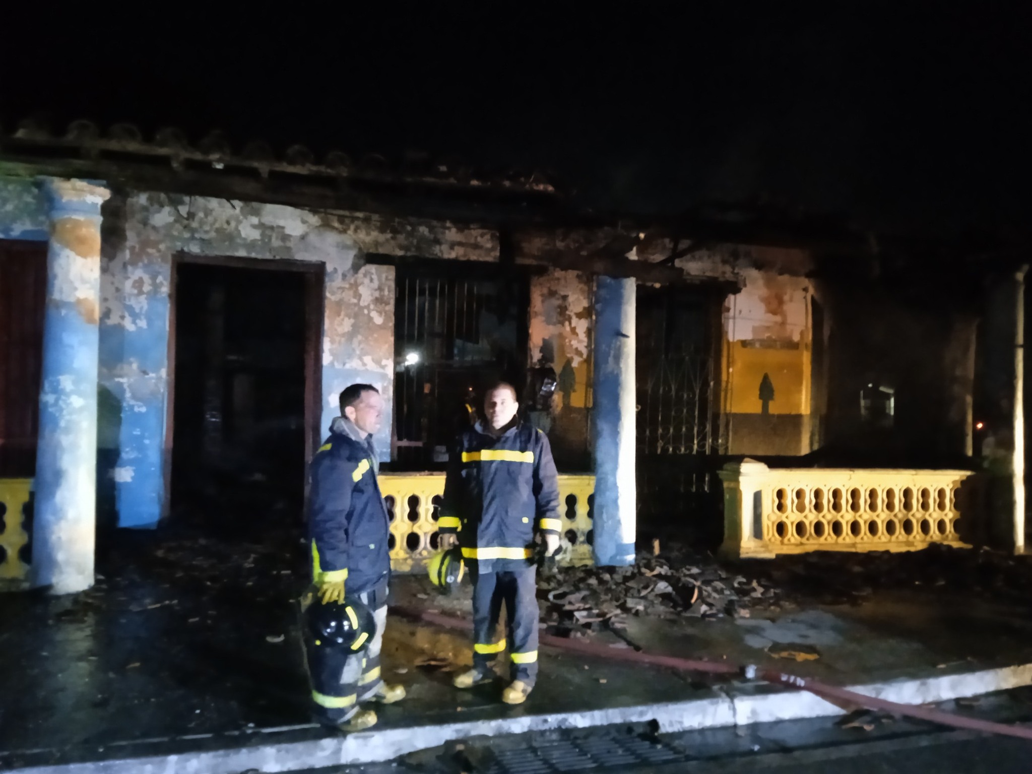 Bomberos revisan edificio tras incendio nocturno