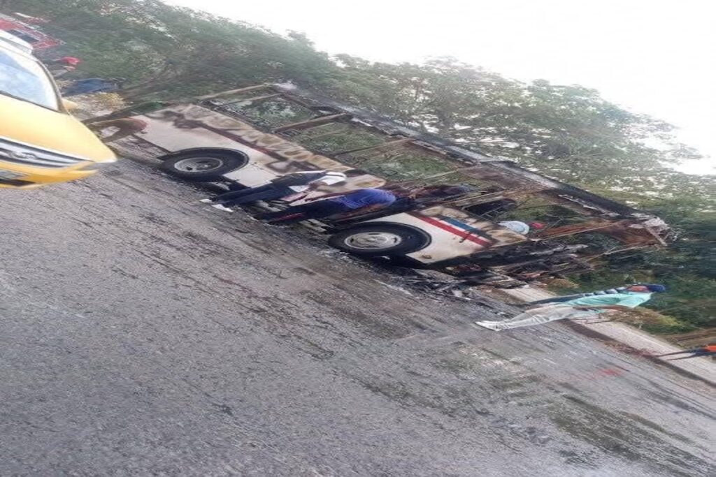 Personas inspeccionan autobús volcado y dañado