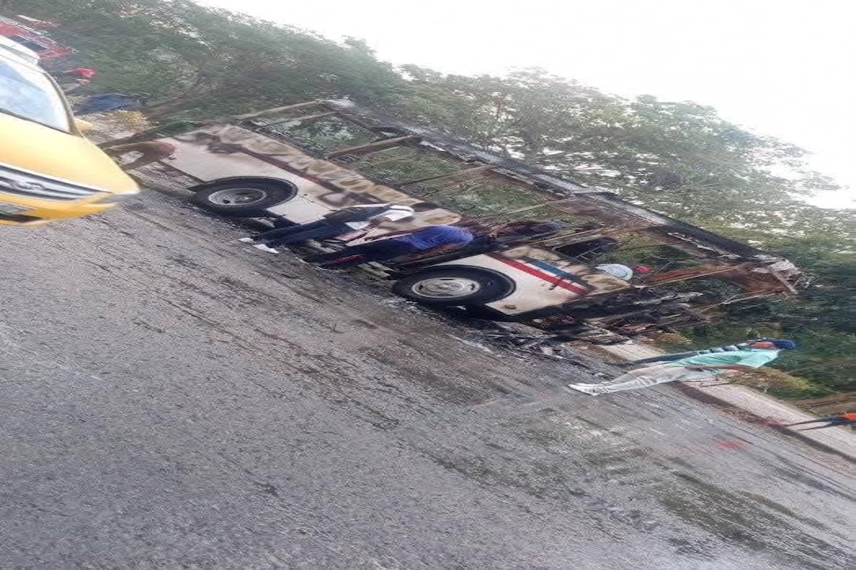 Personas inspeccionan autobús volcado y dañado