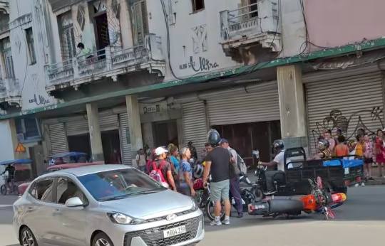 Accidente de moto en calle urbana concurrida