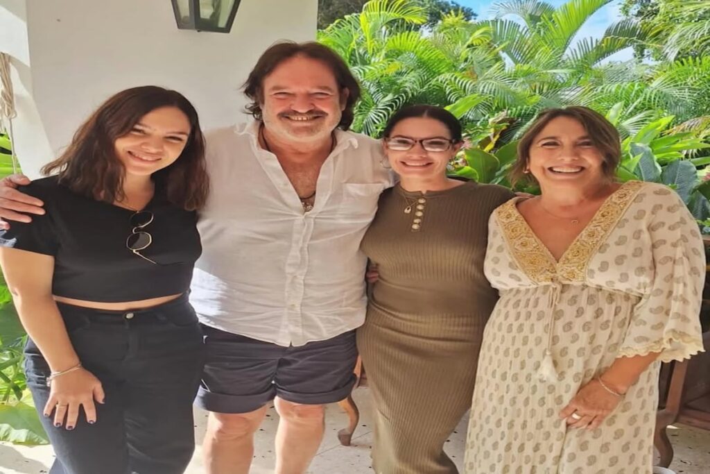 Grupo de personas sonriendo al aire libre
