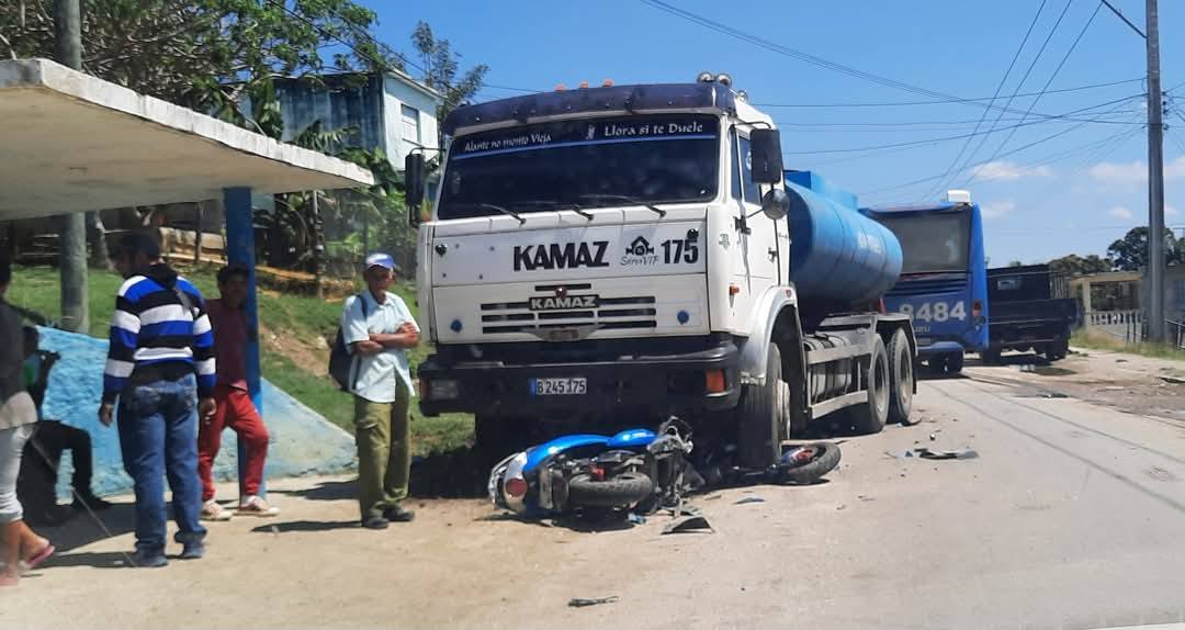 Camión tras accidente con motocicleta en calle transitada.