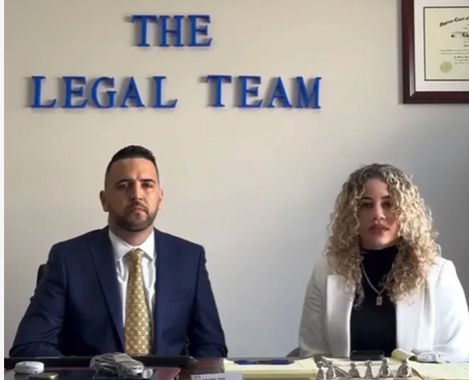 Equipo legal en oficina de abogados.
