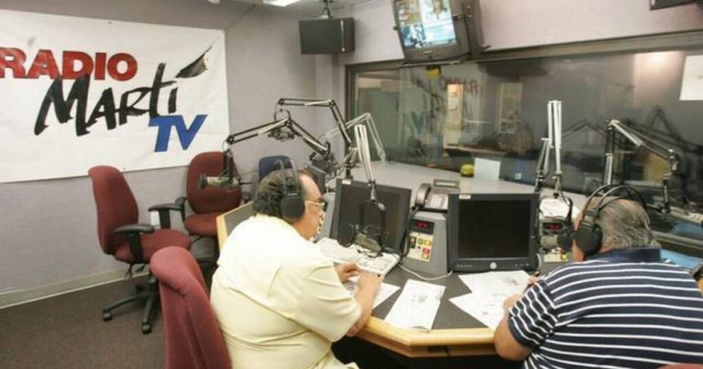 Locutores en estudio de radio grabando programa