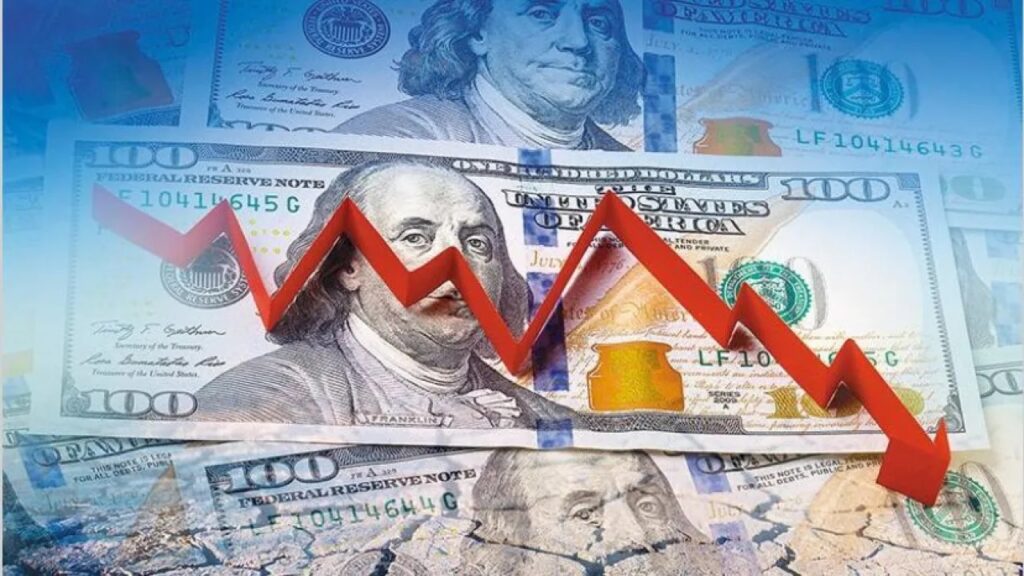 Billetes dólar con flecha roja descendente, símbolo de caída.