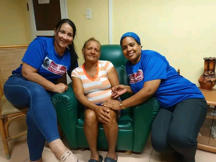 Tres mujeres sentadas en un sofá verde