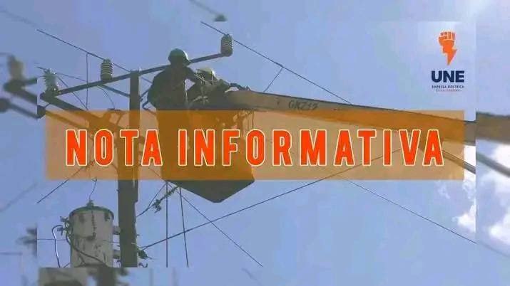 Trabajador eléctrico en poste, nota informativa.