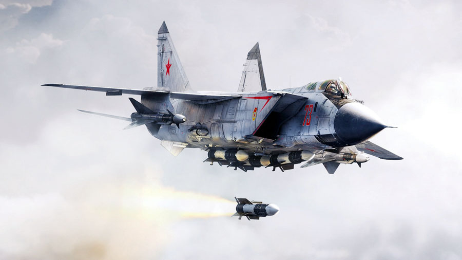 Avión militar lanzando misil en vuelo