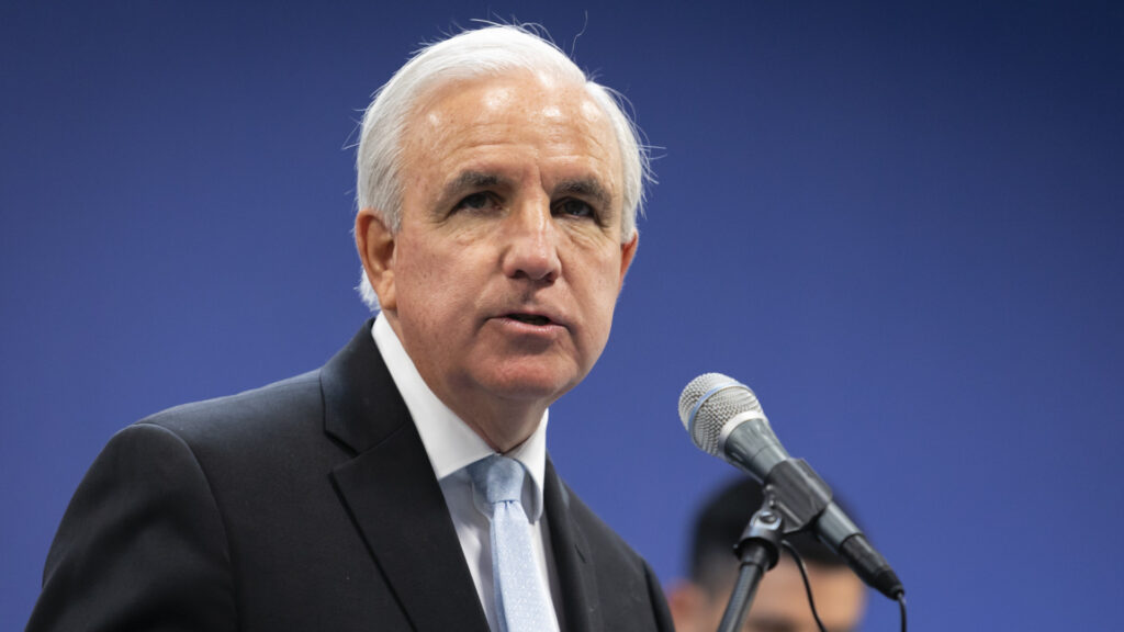 Hombre hablando en un micrófono