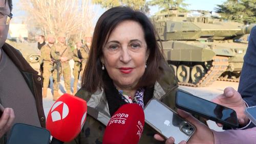 Entrevista a persona frente a tanques militares