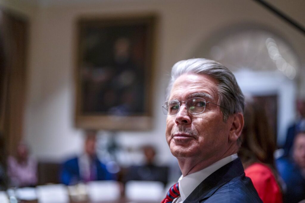 Hombre mayor con gafas en reunión