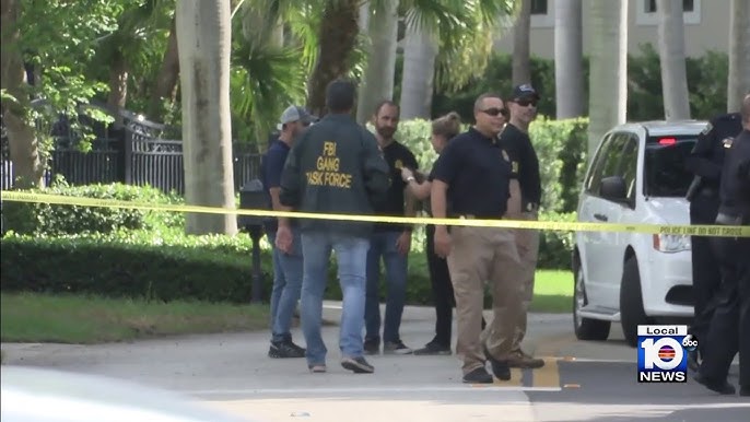 Investigación policial en escena acordonada, agentes del FBI.