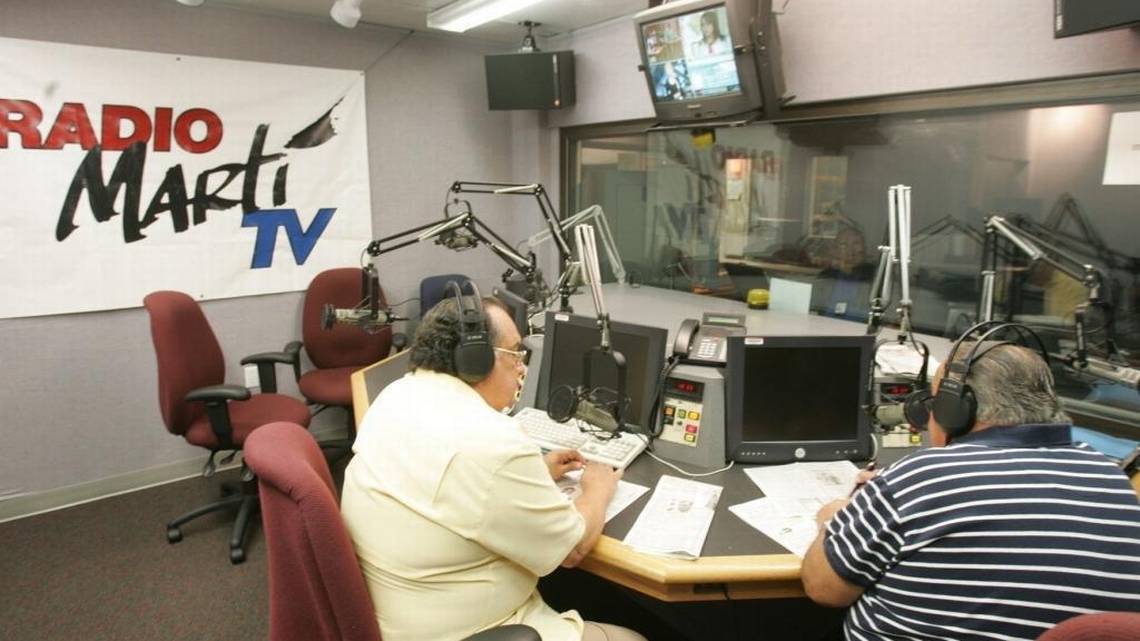 Locutores de radio en cabina, Radio Martí TV