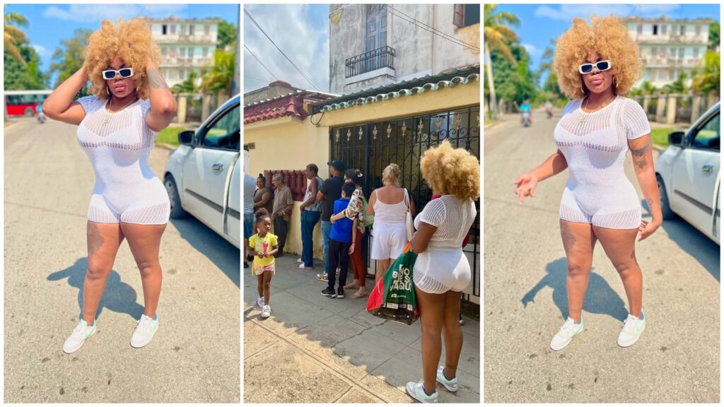 Mujer posando con atuendo blanco en la calle.