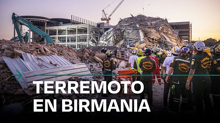 Rescatistas en edificio colapsado tras terremoto en Birmania.