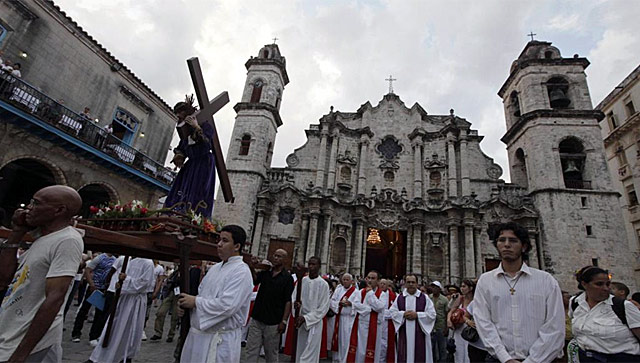 Procesión religiosa frente a catedral histórica