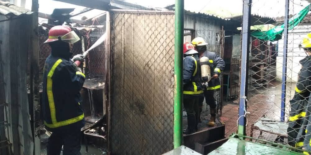 Bomberos apagando incendio en zona residencial.
