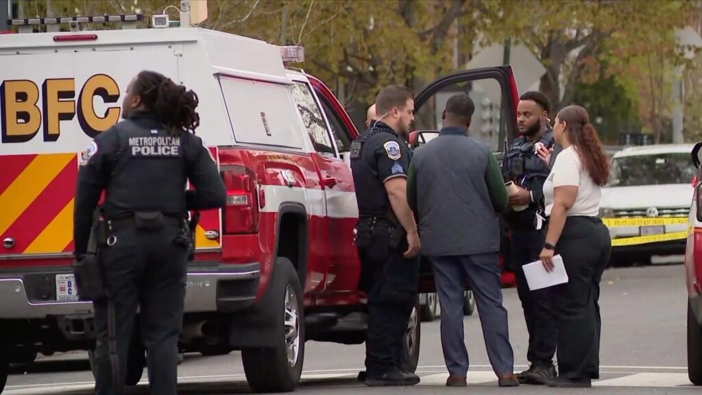 Policías dialogan junto a vehículo en escena del crimen.