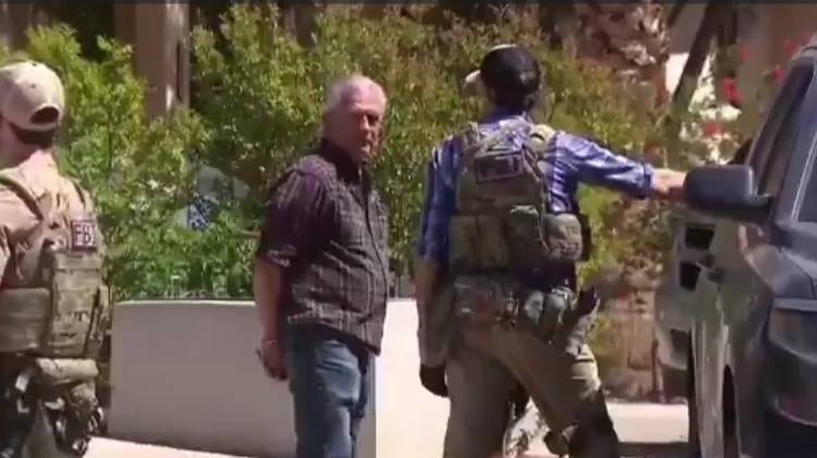 Agentes conversando en una calle.