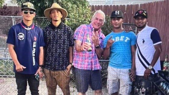 Cinco personas en un patio trasero, ropa casual.