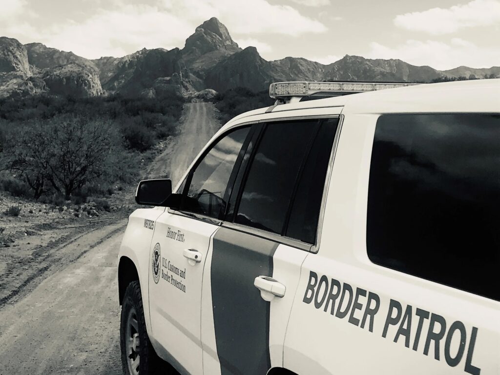 Camioneta policial en camino montañoso desértico