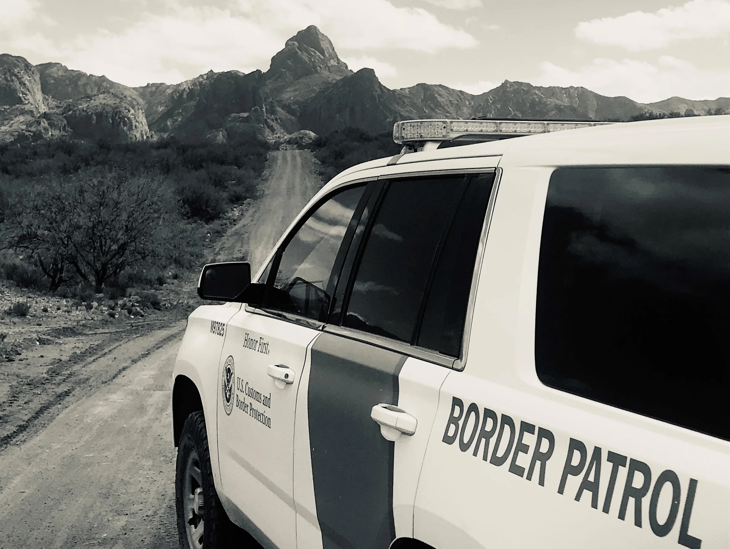 Camioneta policial en camino montañoso desértico