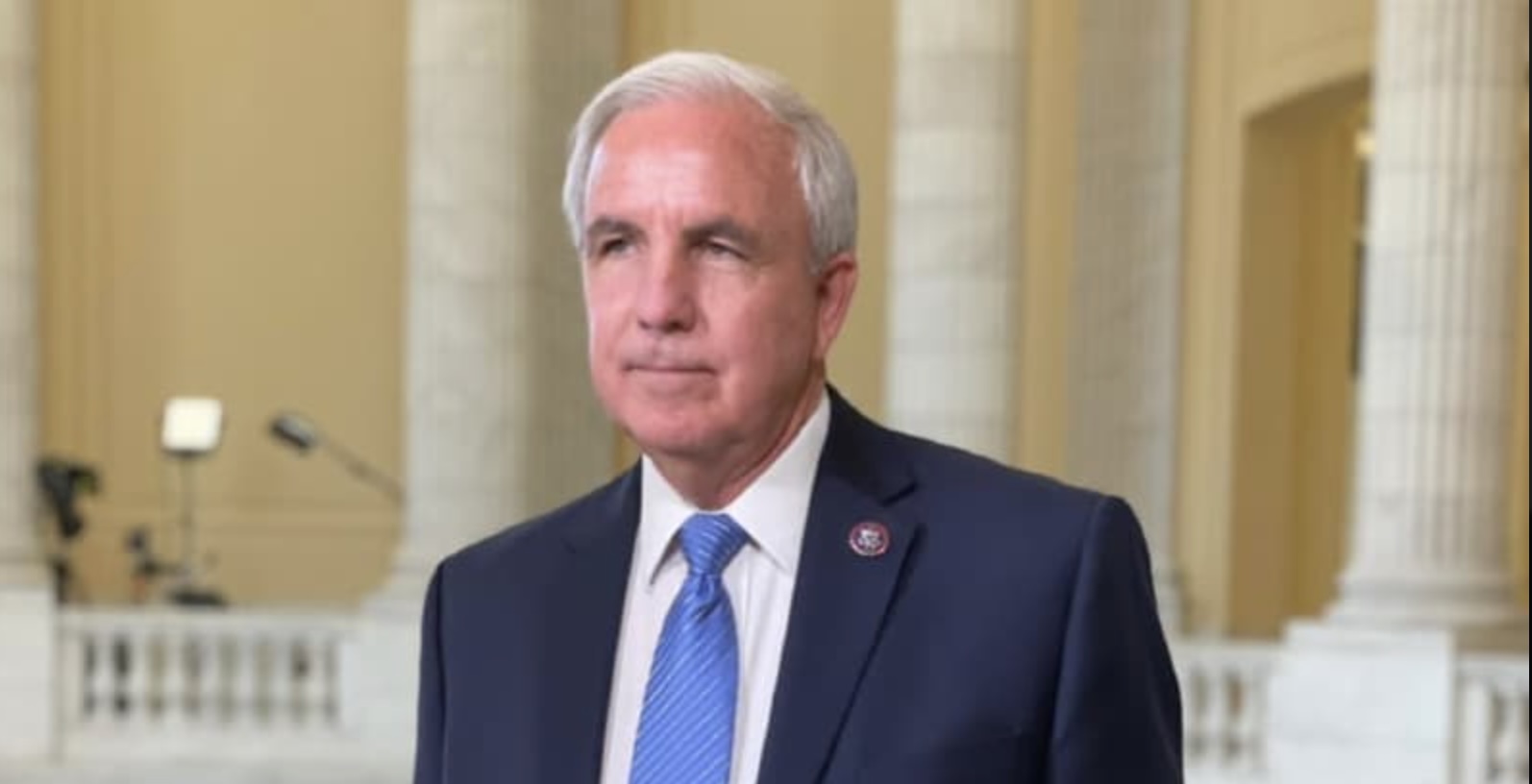 Hombre en traje en un edificio gubernamental