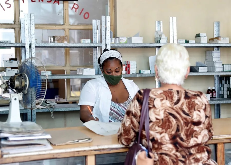 Una mujer compra medicinas en una farmacia de La Habana (Cuba), donde se registra escasez de medicamentos y alimentos. EFE/ Yander Zamora