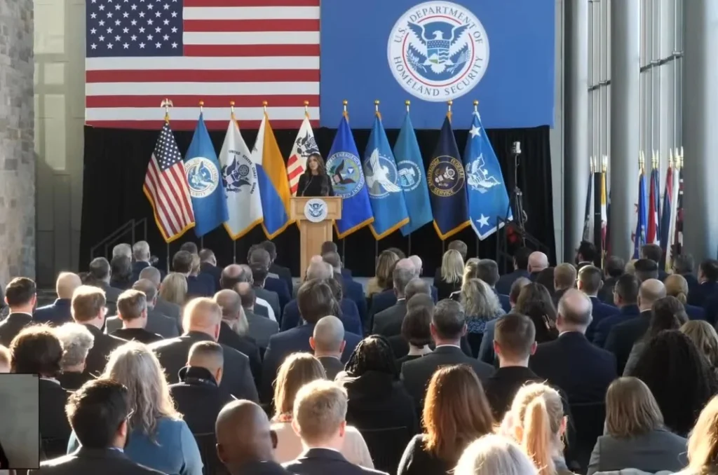 Evento oficial con público y banderas nacionales.