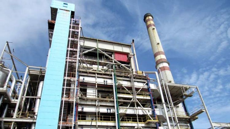 Fábrica industrial con chimenea al aire libre.