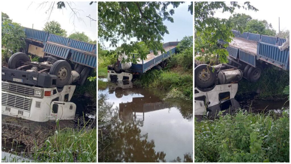 Camión volcado en un canal de agua