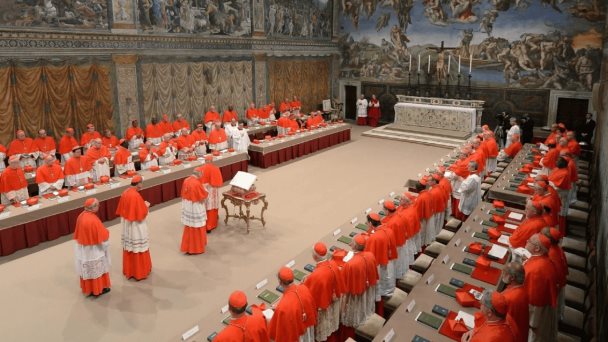 Cardenales reunidos en la Capilla Sixtina.